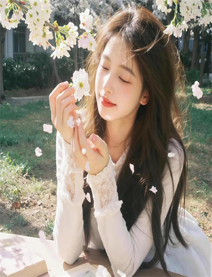 专业解读：《已婚妇女的下午》：家庭片的的文化符号与象征意义——艺术与技术的完美结合